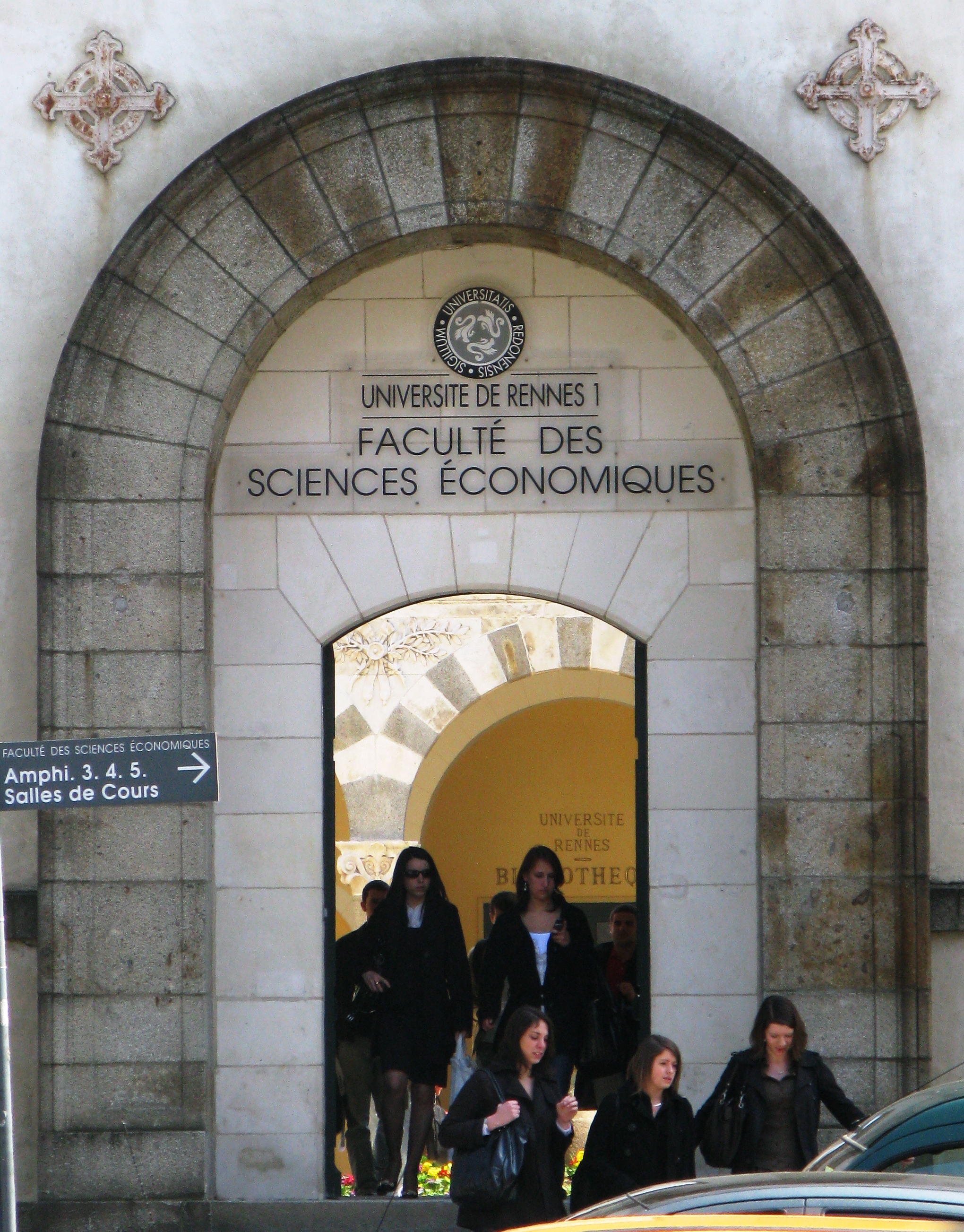 Rennes-Universite_Rennes_1-_Entree_faculte_deconomie.jpg